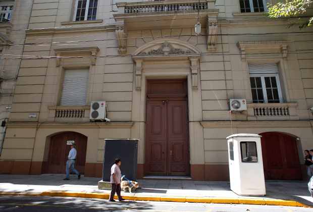 Здание возле российского посольства в Буэнос-Айресе, где располагалась школа. (Ранее тут было изображение другого здания, но после замечания представителей российского МИД это досадное недоразумение было исправлено. Приносим извинения нашей аудитории за введение в заблуждение)