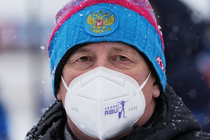 Тренер российских биатлонистов заявил о дискриминации привитых «Спутником»