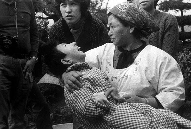 Женщина держит на руках жертву отравления в Минамате, Япония, 1973 год