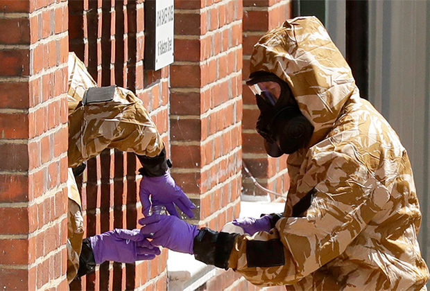 Специалисты по химическому оружию во время работы в Солсбери. Фото: Matt Dunham / AP