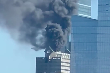 Мощный пожар на крыше американского небоскреба попал на видео