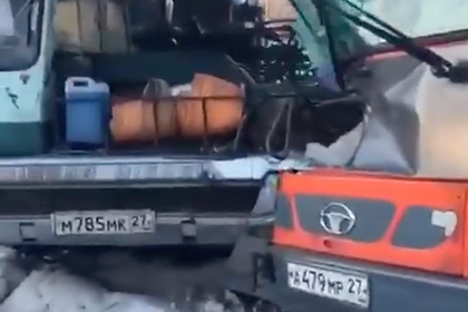 В российском городе водитель автокрана протаранил автобус и попал на видео