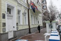 Западные страны объявили об эвакуации посольств на Украине 