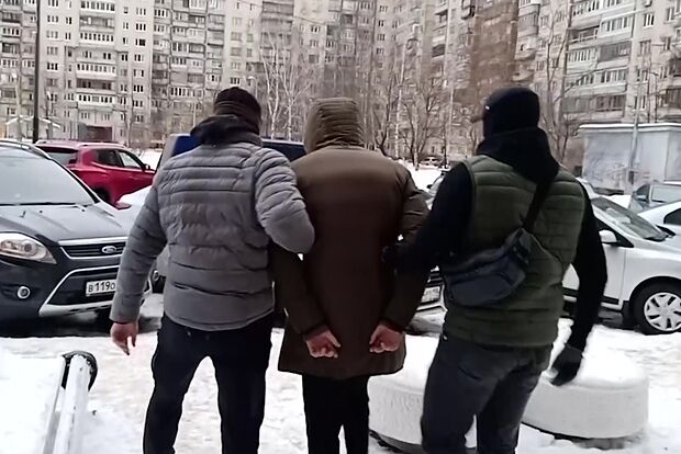 Сотрудники ФСБ задерживают члена группировки хакеров «REvil»