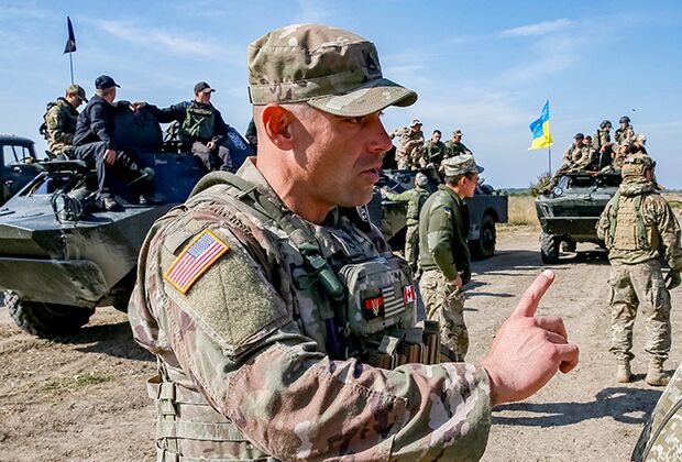 Военный инструктор армии США рядом с украинскими военнослужащими во время учений Rapid Trident 2019 под Львовом
