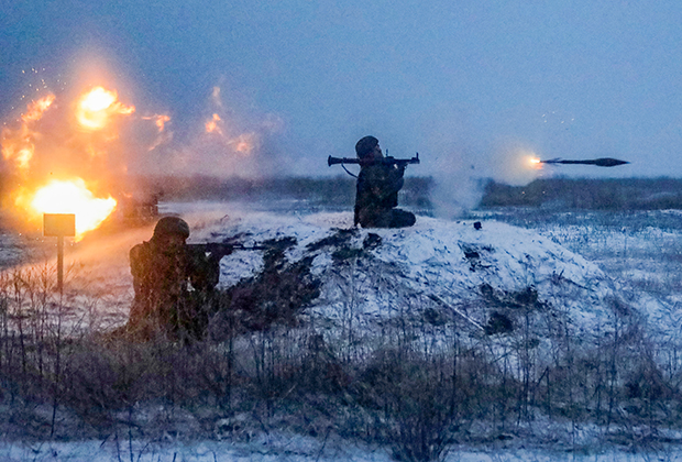 Военнослужащий российской армии стреляет из реактивного гранатомета (РПГ) во время учений в Ростовской области, 21 января 2022 года