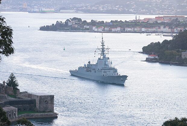 Фрегат «Блас де Лезо» отплывает из порта города Ферроль (Испания), чтобы присоединиться к постоянной группировке НАТО в Черном море, 22 января 2022 года 