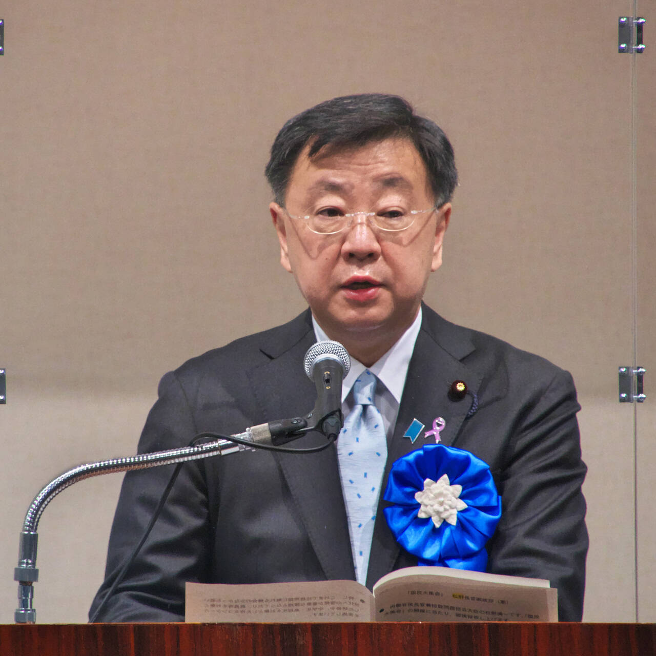 Yasutoshi nishimura. Генсек японского кабмина хирокадзу мацуно. Премьер-министр ёсихидэ суга. Министр здравоохранения японии 2023. Сми японии.