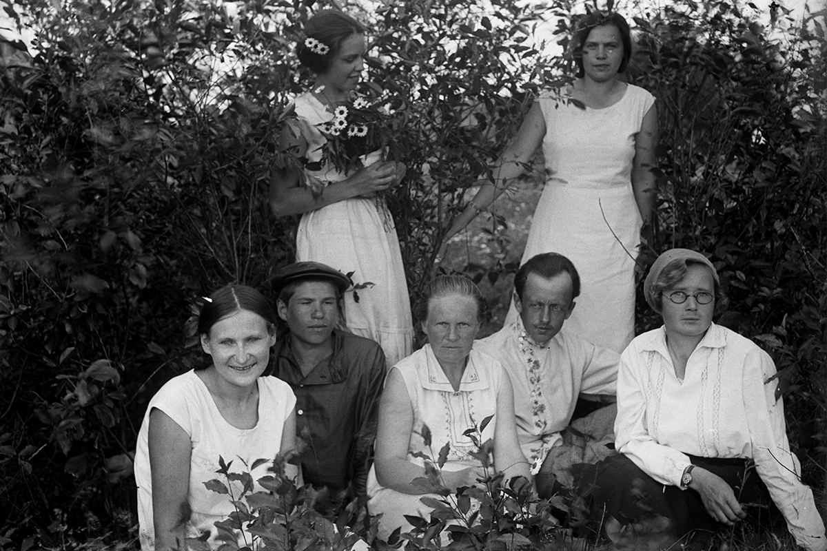 Фотограф нашла в заброшенном доме священника сундук со снимками. Через  жизнь одной семьи она показала трагедию XX века: Люди: Из жизни: Lenta.ru