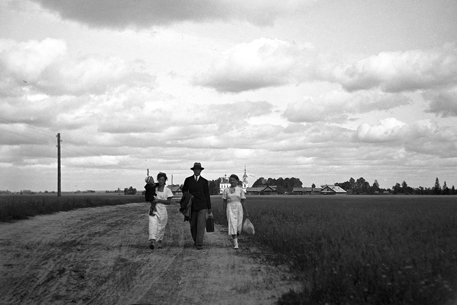 Сестры Владимира — Ася и Ляля (Евлалия) — провожают в город Михаила, мужа Аси. Кужбал, 1930-е