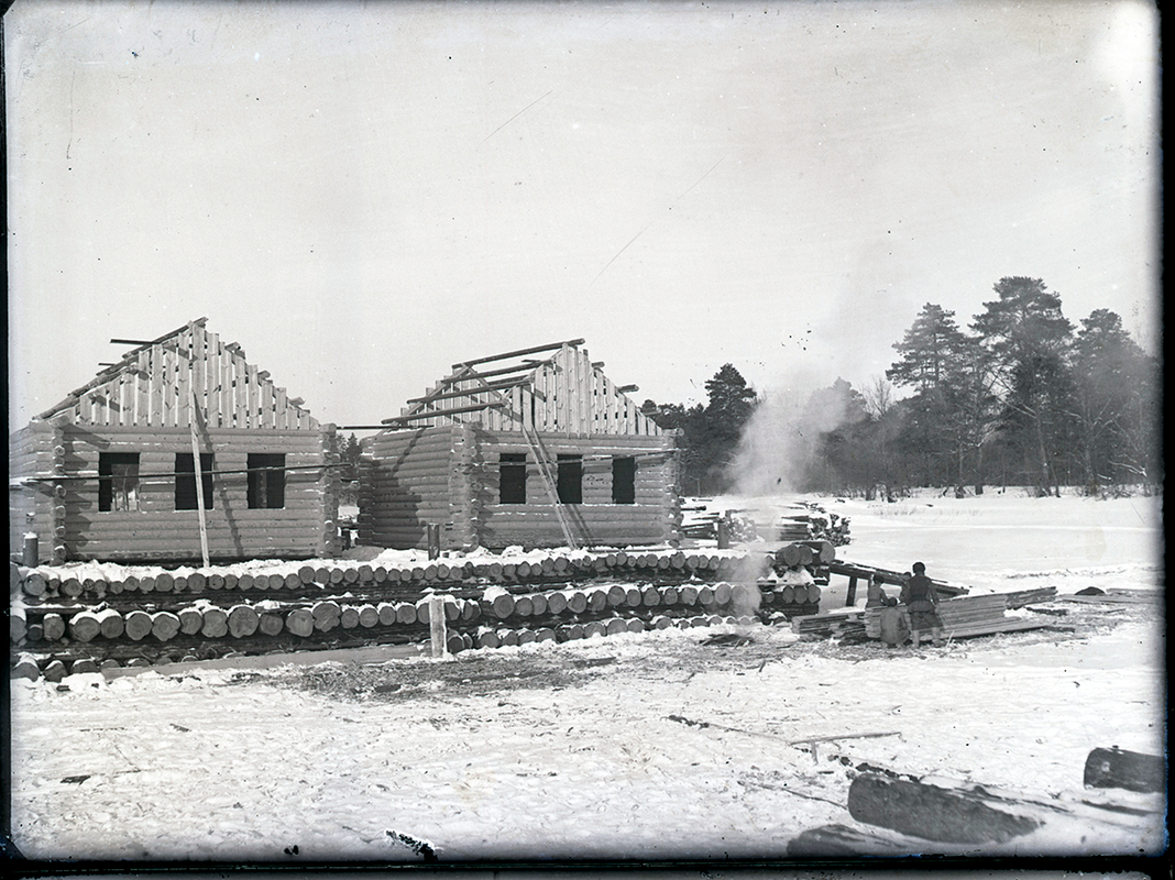 Май 1934 года — строительство казенных домов в поселке Криули, пригороде Электростали. В Электросталь Владимир был направлен от института на практику