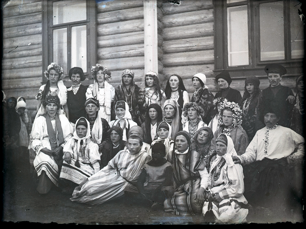 Комсомольцы фотографируются в костюмах для выступления в самодеятельном театре. Поселок Криули, Электросталь. 1 мая 1934 года