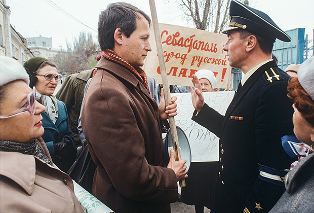 Акция Республиканского движения Крыма у военно-морской базы Черноморского флота в Севастополе, апрель 1992 года