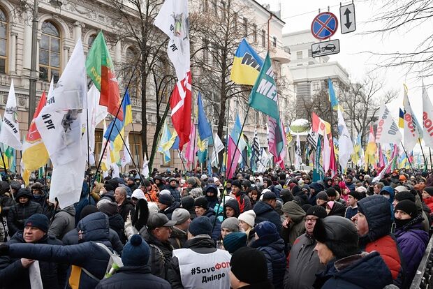 Участники акции протеста предпринимателей возле здания Верховной Рады в Киеве