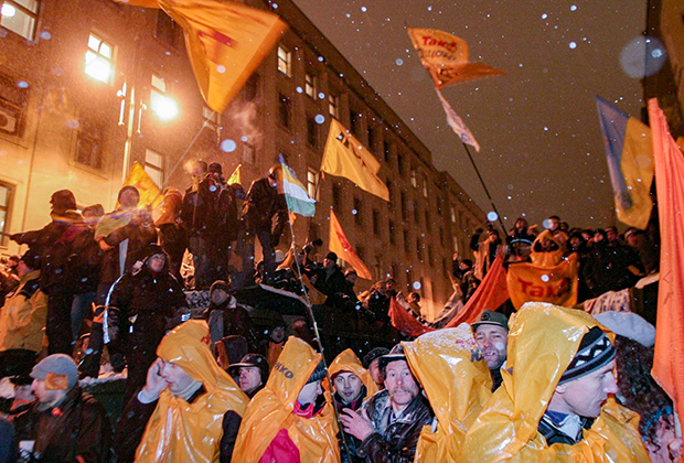 Сторонники Виктора Ющенко во время «оранжевой революции» у здания администрации президента Украины в Киеве, 2004 год