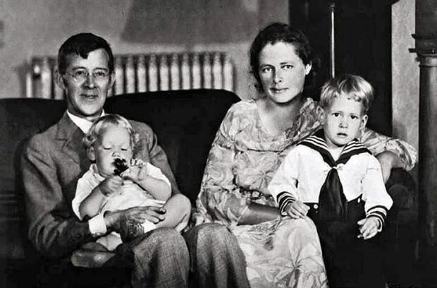 Питирим Сорокин с женой Еленой и сыновьями. Винчестер, штат Массачусетс, США, 1934 год