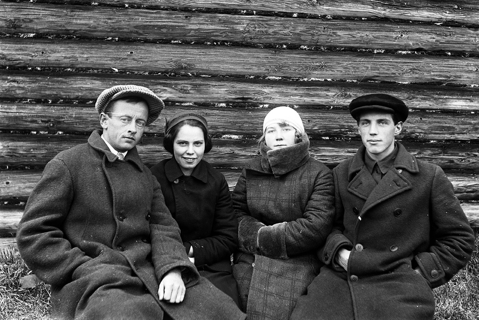 Сестра Владимира Людмила с мужем Николаем, неизвестная, Владимир Краснухин около их дома в Кужбале