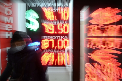 Курс рубля рекордно обвалился на фоне обострения ситуации вокруг Украины