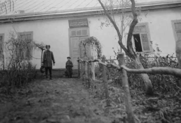 Школа села Гиска, где Владимир Татарников совершил теракт. Справа — окно, возле которого в момент взрыва находилась Наталья Донич