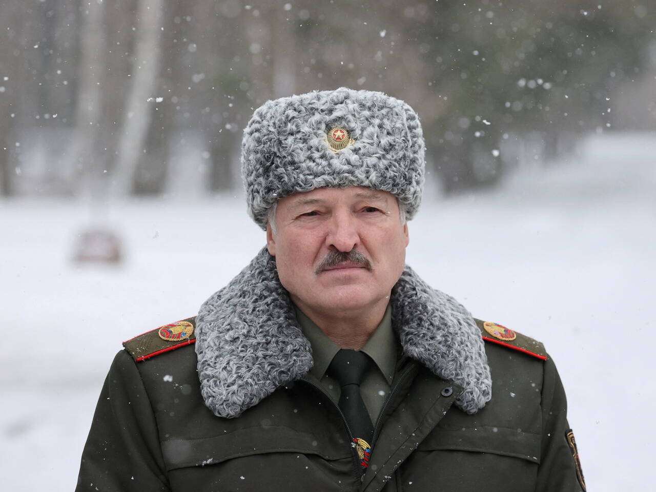 Александр лукашенко служба в армии фото