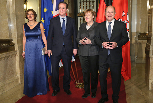 Премьер-министр Великобритании Дэвид Кэмерон, канцлер Германии Ангела Меркель, мэр Гамбурга Олаф Шольц и его жена Бритта Эрнст на ежегодном ужине в Гамбургской ратуше, 12 февраля 2016 года