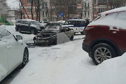 Внутри сожженной машины на улице российского города нашли тело мужчины