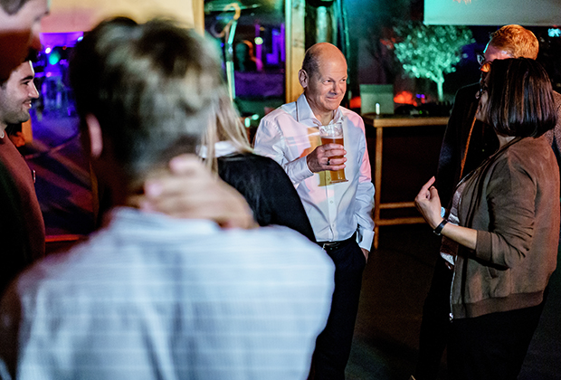 Олаф Шольц пьет пиво с друзьями по партии на публичном представлении СДПГ в баре Strandsalon во время предвыборной кампании, 7 сентября 2021 года