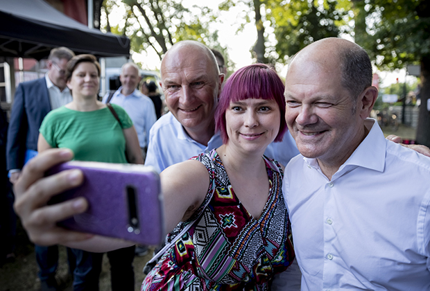 Олаф Шольц с посетителями мероприятия СДПГ в Бранденбурге, август 2019 года 