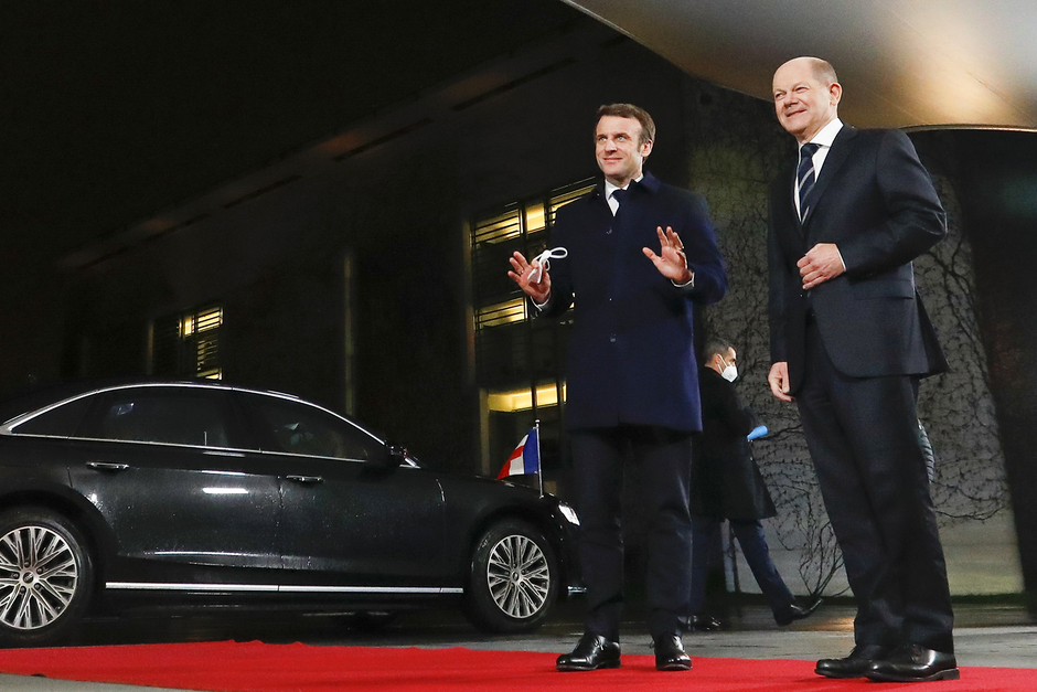 Президент Франции Эммануэль Макрон на встрече с канцлером Германии Олафом Шольцем 25 января 2022 года в Берлине