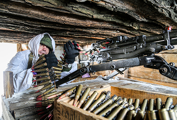 Военнослужащий Народной милиции ДНР проверяет оружие в укрытии возле села Спартак в Ясиноватском районе, 27 января 2022 года