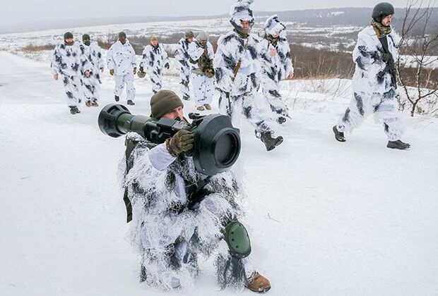 Украинский военнослужащий держит легкое противотанковое оружие (NLAW), поставленное Великобританией, во время учений во Львовской области, 28 января 2022 года