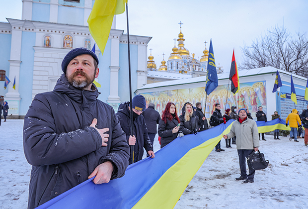 Киевляне, собравшиеся в поддержку Украины, держат 500-метровую ленту в цветах украинского флага возле Михайловского Златоверхого монастыря, 22 января 2022 года