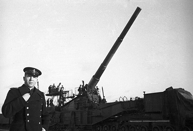 Командир батареи капитан Е.М. Модзалевский у орудия береговой железнодорожной артиллерии на позиции, Балтийский флот, декабрь 1943 года