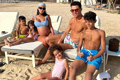 Роналду показал пляжное фото с детьми и беременной невестой