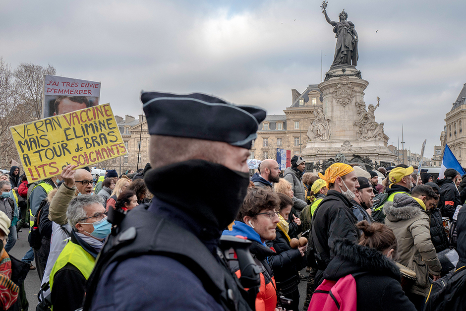 Протесты против введения «вакцинных пропусков» в Париже, Франция
