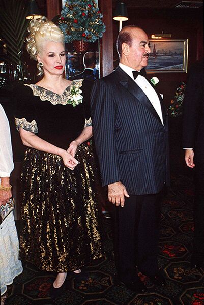 Аднан Хашогги с женой Сорайей в 1999 году