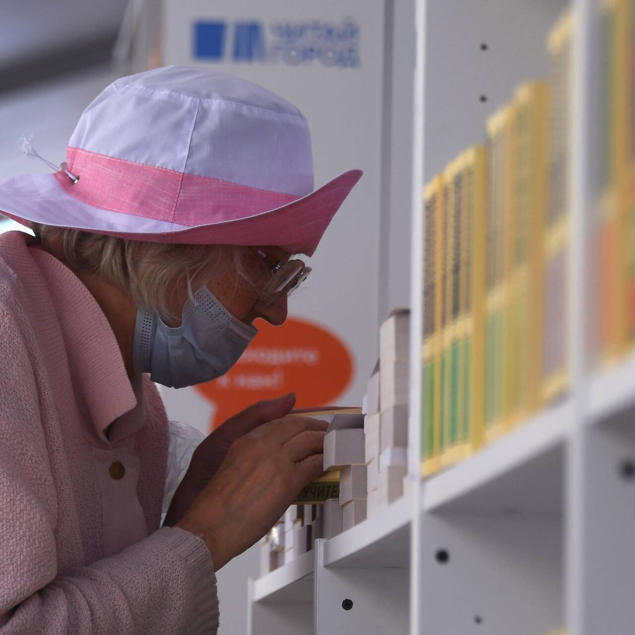 Что ожидает работающих. Постановка задач сотруднику картинки. Увольнение работника. Что ожидает работающих. Грустный предприниматель.