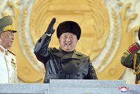 Дружба с Трампом, широкие штаны и атомные бомбы. Чем запомнились 10 лет правления северокорейского лидера Ким Чен Ына?
