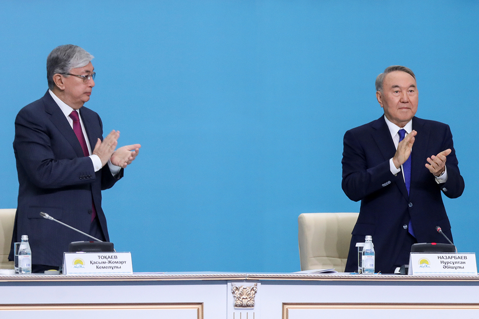 Президент Казахстана Касым-Жомарт Токаев и бывший президент Нурсултан Назарбаев принимают участие в съезде правящей партии «Нур Отан» в Нур-Султане, 23 апреля 2019 года