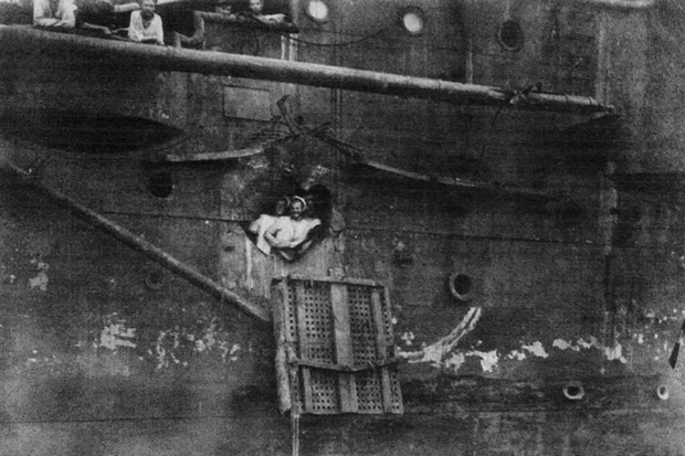 Повреждения крейсера «Олег» после Цусимского сражения, май 1905 года. Фото: Архив фотографий кораблей русского и советского ВМФ