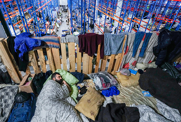 Мигранты в логистическом центре на белорусско-польской границе, 22 декабря 2021 года