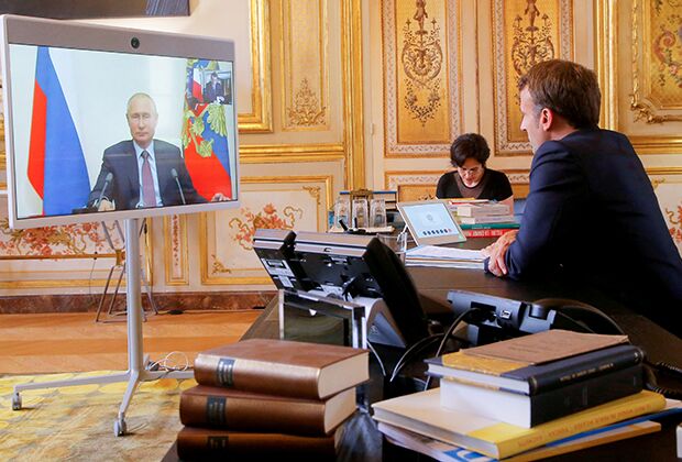 Эммануэль Макрон во время видеоконференции с Владимиром Путиным, 26 июня 2020 года