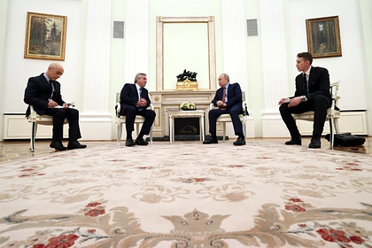 Путин обсудил с президентом Аргентины торговлю и борьбу с коронавирусом