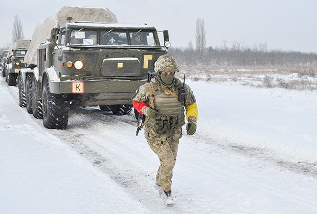 Военнослужащий ВСУ рядом с самоходной системой залпового огня в Херсонской области, Украина, 1 февраля 2022 года