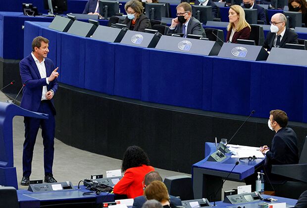 Кандидат в президенты Франции Янник Жадо произносит речь в Европарламенте, которую слушает Эммануэль Макрон, 19 января 2022 года