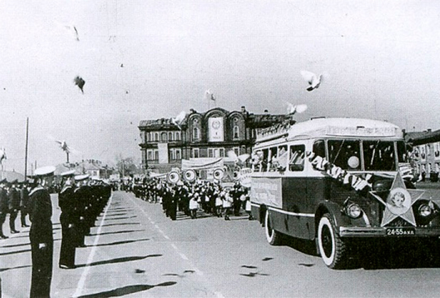 Первомайская демонстрация на площади Профсоюзов в Архангельске. Слева — двойное оцепление возле правительственных трибун. 1 мая 1960 года