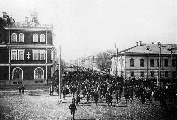Шествие 1 мая на Троицком проспекте. Архангельск, 1917 год
