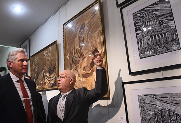 Президент Кубы Мигель Диас-Канель на выставке картин художника Йосвани Мартинеса, посвященной лидеру кубинской революции Фиделю Кастро и 500-летию города Гаваны