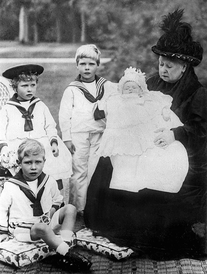 Кралица Виктория с правнуци.  Бъдещият крал Джордж VI е долу вляво.  1900 г