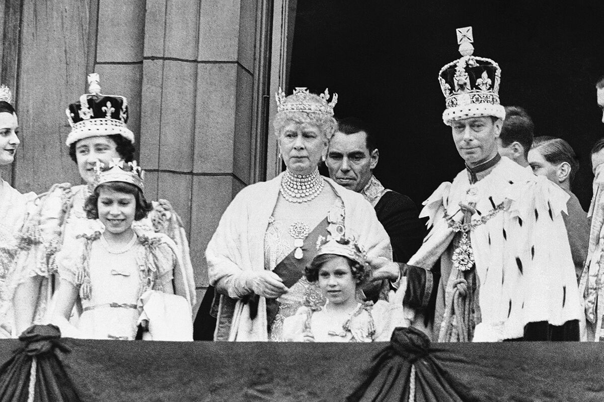Король Георг VI (справа), королева-консорт Елизавета (слева) с дочерями Елизаветой и Маргарет и королевой-матерью, 1937 год